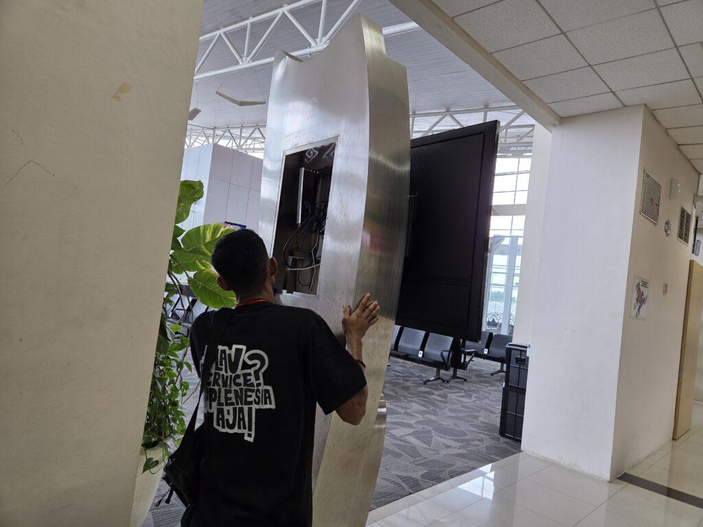 Dokumentasi Kegiatan Pemeliharaan Display Cuaca Indoor