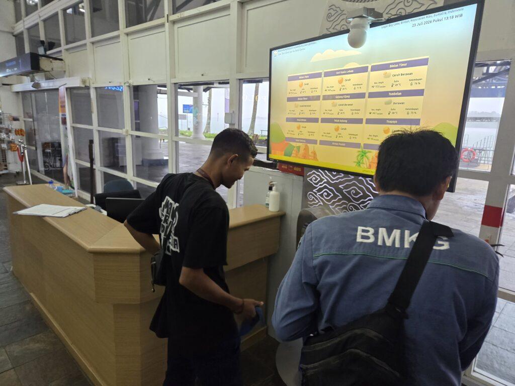 Dokumentasi Kegiatan Pemeliharaan Display Cuaca Indoor