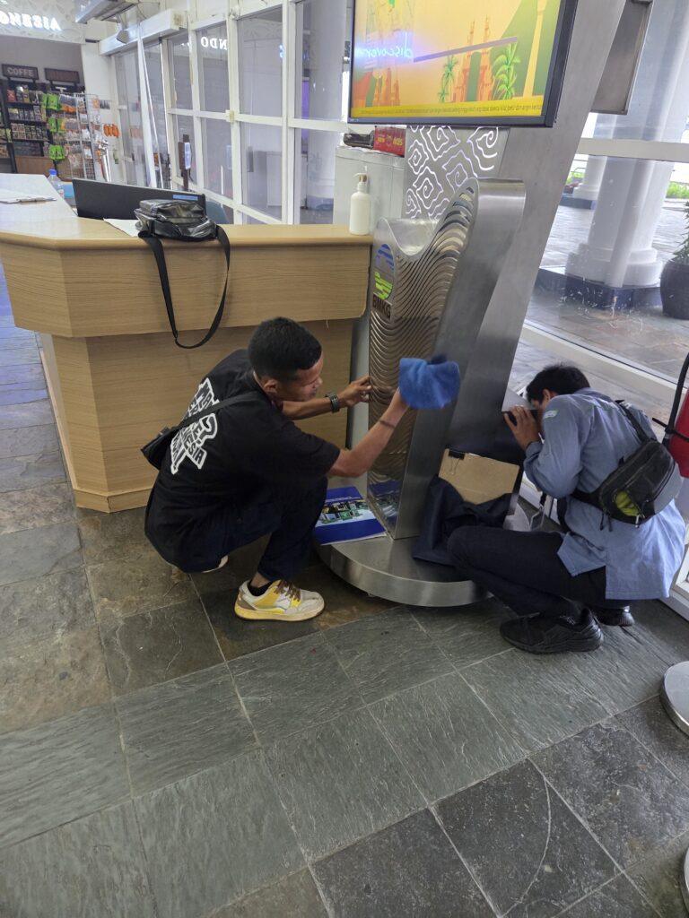 Dokumentasi Kegiatan Pemeliharaan Display Cuaca Indoor