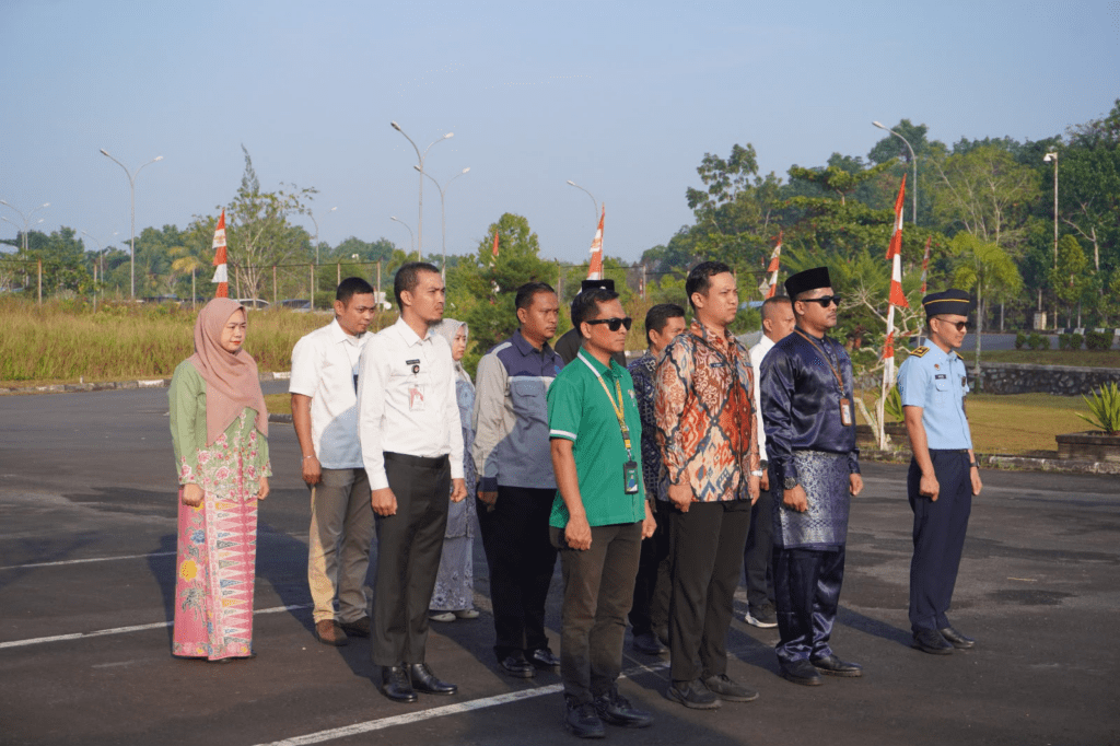 Dokumentasi Kegiatan Semarak Peringatan HUT ke-81 RI, Stasiun Meteorologi Kelas II Raja Haji Fisabilillah Ikuti Rangkaian Upacara di Tiga Lokasi