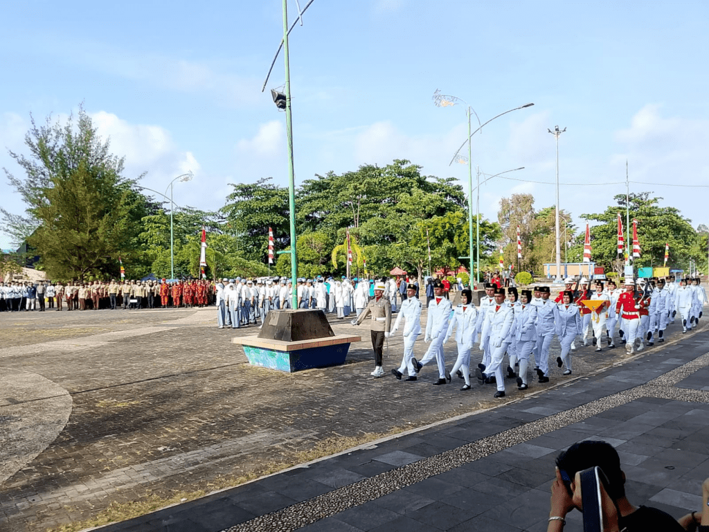 Dokumentasi Kegiatan Semarak Peringatan HUT ke-81 RI, Stasiun Meteorologi Kelas II Raja Haji Fisabilillah Ikuti Rangkaian Upacara di Tiga Lokasi