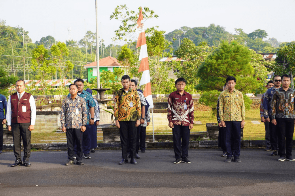 Dokumentasi Kegiatan Semarak Peringatan HUT ke-81 RI, Stasiun Meteorologi Kelas II Raja Haji Fisabilillah Ikuti Rangkaian Upacara di Tiga Lokasi