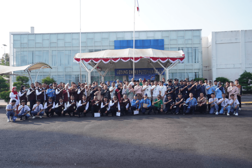 Dokumentasi Kegiatan Semarak Peringatan HUT ke-81 RI, Stasiun Meteorologi Kelas II Raja Haji Fisabilillah Ikuti Rangkaian Upacara di Tiga Lokasi
