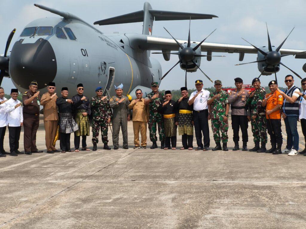 Dokumentasi Kegiatan Sinergi Dukung Misi Operasi Udara, Kepala Stasiun Meteorologi Hadiri Penyambutan Pesawat A-400M TNI AU