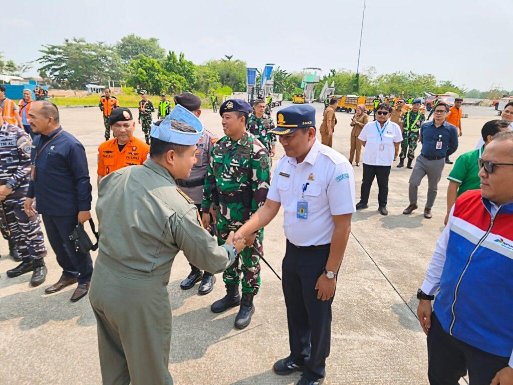 Dokumentasi Kegiatan Sinergi Dukung Misi Operasi Udara, Kepala Stasiun Meteorologi Hadiri Penyambutan Pesawat A-400M TNI AU