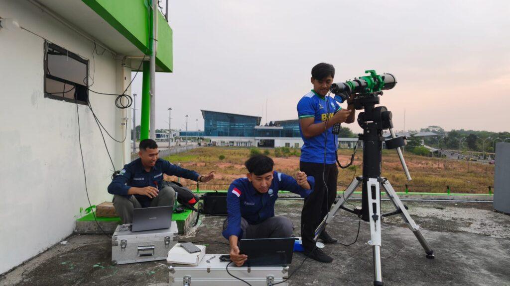 Dokumentasi Kegiatan Pantau Fase Bulan Baru, Tim Stasiun Meteorologi RHF Berhasil Rekam Citra Hilal Rabiulakhir 1448 H