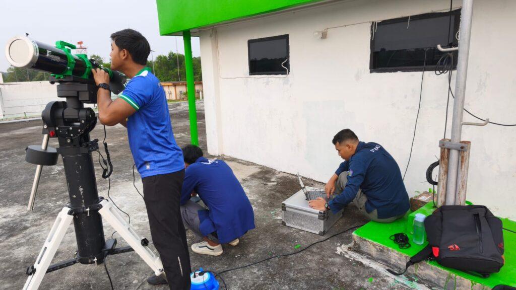 Dokumentasi Kegiatan Pantau Fase Bulan Baru, Tim Stasiun Meteorologi RHF Berhasil Rekam Citra Hilal Rabiulakhir 1448 H